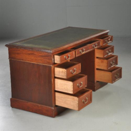 Antieke bureaus / Strak klein bureau in mahonie ca. 1875 met groen leer (No.331120)