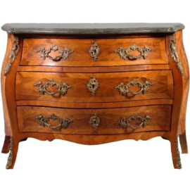 Antieke commode / Grote gebombeerde Commode ca 1770 notenhouten met brons beslag (No.780144)#