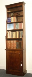 Antieke kast / mahonie boekenkast zeer hoog en smal. (No.77123)