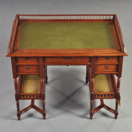 Antieke bureaus / Zeldzaam elegant damesbureau ca. 1885 met 5 laden groen inleg en etagères (No.202722)