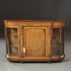 Antieke kast /  Blonde noten vitrinekast / Credenza met ca. 1880 met kwart ronde gebogen vintrines (No.472058)