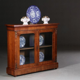 Antieke kast / Lage Engelse wortelnoten vitrinekast ca . 1890 met charmant verschoten blauwe bekleding  (No.641559)