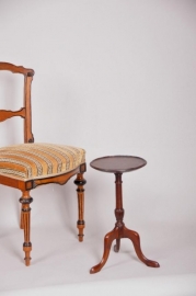 Antieke bijzettafels / Mahonie wijntafeltje ca. 1950 met gestoken rand (No.86581)