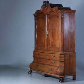 Kolossaal Kabinet  Hollands ca 1760 in warme kleur gepatineerd eikenhout [No.211111)