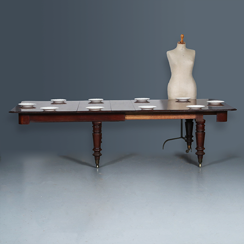 Lange brede eetkamertafel of vergadertafel tot 2.7 m. voor 14 familieleden of 10 collega's (No.303015)