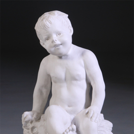 50 cm hg - Grote guitige Putto op sokkel in biscuit naar "August Moreau" ca 1900 (No.941621)