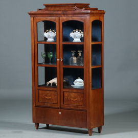 Zeer verfijnde  Vitrine met driezijdig glas en timpaanlade Frankrijk ca 1825 fijn inlegwerk (No.260600)