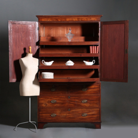 Zeer strak Engels Kabinet in fraaie lichtere mooi verouderde kleur ca 1800 (No.421015)