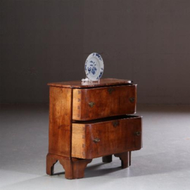 Antieke kast / Hollandse commode 18e eeuw notenhout, zeer ondiep model (No.671938)