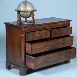 Strakke stoere ladenkast op bracket feet mooie patina  afgeronde hoekstijlen (No.391110)