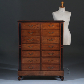 Jaarkast met 1 extra brede lade en 12 maandladen ca 1890 wellington sluitingen (No281405)