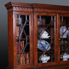 Kleine mahonie break front met 8 deuren en 6 laden ca 1920 (No.422415)#