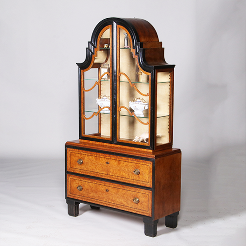 Art Deco Vitrine noten met wortelnoten en zwart gepolitoerde accenten  (no.311005)