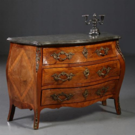 Antieke commode / Grote gebombeerde Commode ca 1770 notenhouten met brons beslag (No.780144)