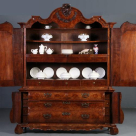 Antieke kast / Hollands Rococo wortelnoten kabinet  met openslaande knieën ca. 1750 (No.652656)