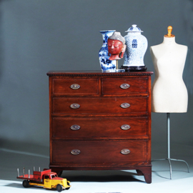 Bow front commode ca 1850 gerestaureerd en in zeer fraaie staat met brons beslag (No.260615)