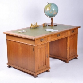 Antieke bureaus / Groot plat bureau met "partner look" ca. 1915 veel laden achter de deuren (No.500703)