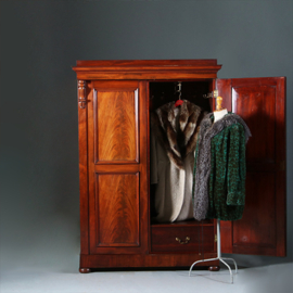 Victoriaans garderobe kast of "kapstok met deuren" praktisch interieur  ca 1870 [No.270115)