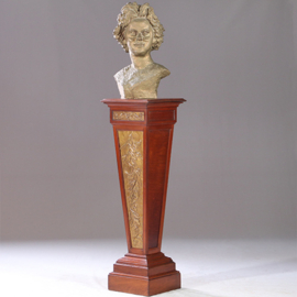 Grote jugendstil zuil of pedestal met messing reliefs  ca 1895 (No.922845)