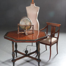 Antieke tafel / Achtkantige Napoleon III salontafel in noten met zwart (No.571037)