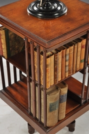 Antieke bijzettafels / Engelse eikenhouten boekenmolen op kruisvoet 1890-1900 (No.601442)