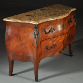 Antieke kasten / Gebombeerde notenhouten commode ca. 1920 met rijkelijk brons beslag (No.402558)