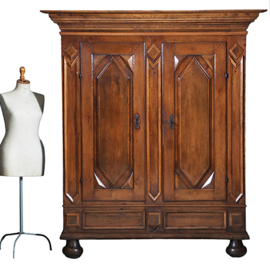 Stoere 17e eeuwse 2-deurs kast op bolpoten  Prachtige patina oude kleur (No.371405)