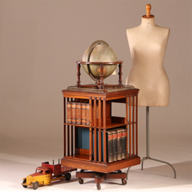 Antieke boekenmolen / Engelse revolving bookcase ±1875 mahonie met messing hekwerkje (No.892990)