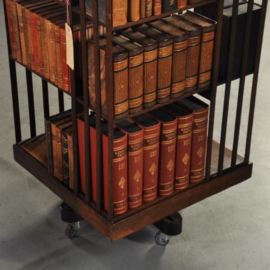 Antieke bijzettafels / Boekenmolen ca. 1900 hoog model met drie verdiepingen op nieuwe wieltjes (No.142123)