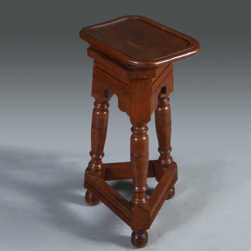Robuuste piëdestal of atelier bok ca 1890 voor presentatie van kunstwerk ca 1900 (No.301622)