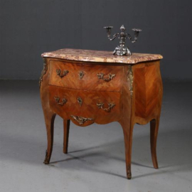 Antieke ladenkast / Kleine gebombeerde  commode ca. 1890  notenhouten met brons beslag (No.780147)