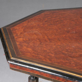 Antieke tafel / Achtkantige Napoleon III salontafel in noten met zwart (No.571037)