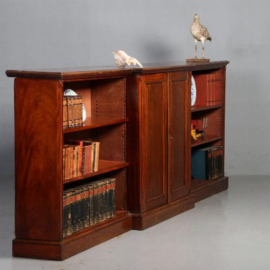 Antieke kasten / Halfhoge 3,20 m lange break front bibliotheekkast ca. 1850 deels open en deels gesloten (No.812121)