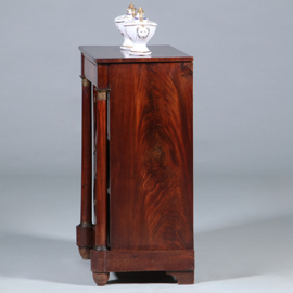 Opvallend kleine fraaie Hollandse Empire commode met 4 laden en 2 zuilen ca 1810  (No.431525)