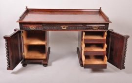 antieke bureaus / Noten met wortelnoten bureau met getorste stijlen ca. 1880 (No.78327)