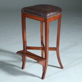 Antieke kruk ca 1810 op 4 sabelpoten met voetenplank het leer prachtig doorleefd  (No.740445)