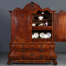 Antieke kast / Hollands Rococo wortelnoten kabinet  met openslaande knieën ca. 1750 (No.652656)