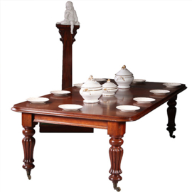 Doorleefde Victoriaanse pull out table met bijbehorende piedestal-vormige tafelbladenhouder (No.973110)