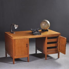 Antieke bureaus / Plat bureau Haagse School ca. 1920 blond eiken hout met essenhouten knoppen (No.256491)