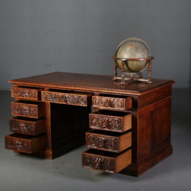 Antieke bureaus / Eikenhouten bureau met 9 faunen op de ladenfronten ca. 1875 (No.560662)