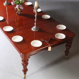 Antieke tafels / Brede wind out table met slinger ca. 1850  tot 14 personen (No.831031)