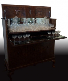 Antieke kast / Cocktailbar met lift mechaniek en verlichting en o.a. 40 glazen 6 karaffen en div. (No.99126)