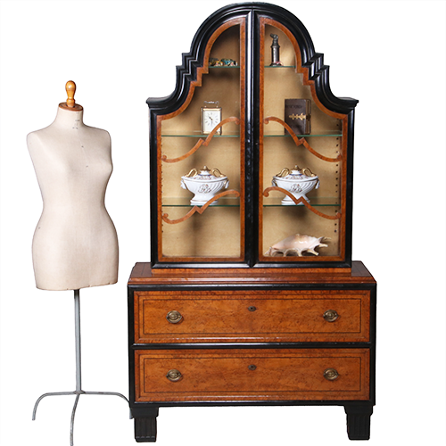 Art Deco Vitrine noten met wortelnoten en zwart gepolitoerde accenten  (no.311005)