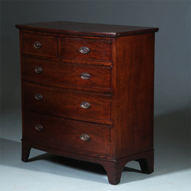 Bow front commode ca 1850 gerestaureerd en in zeer fraaie staat met brons beslag (No.260615)