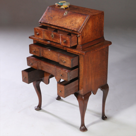 Kleine Secretaire of scriban in wortelnoten op cabriolet poten ca. 1750 (No.951405)