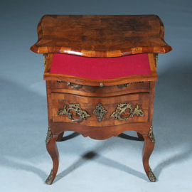 Kleine Dresdener Barok commode ca 1860 in noten met wortelnoten en uittrekbaar blad (No.400940)