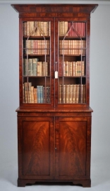 Antieke kast / Smalle hoge boekenkast met spitsbogen ca. 1840 (No.77128)