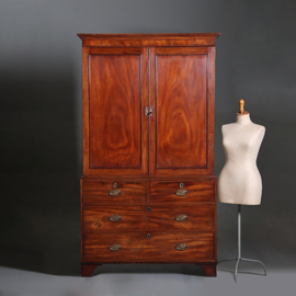 Zeer strak Engels Kabinet in fraaie lichtere mooi verouderde kleur ca 1800 (No.421015)