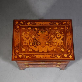 Antieke kasten / Kleine Hollandse barok commode 18e eeuw  4-zijdig rijkelijk van marqueterie voorzien  (No.662720)