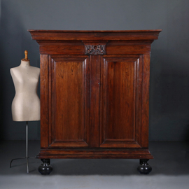 Kleine donker palissander pastoorskast  ca 1700 met cherubijnen (No.422420)